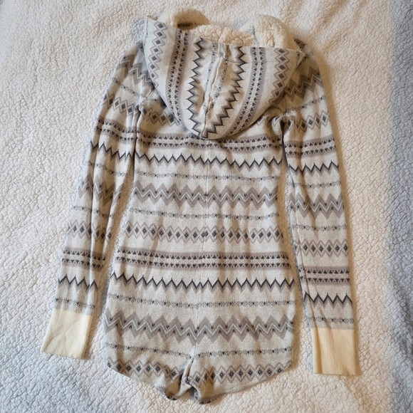 Abercrombie grey and white stretchy patterned hooded button up romper - Picture 3 of 3